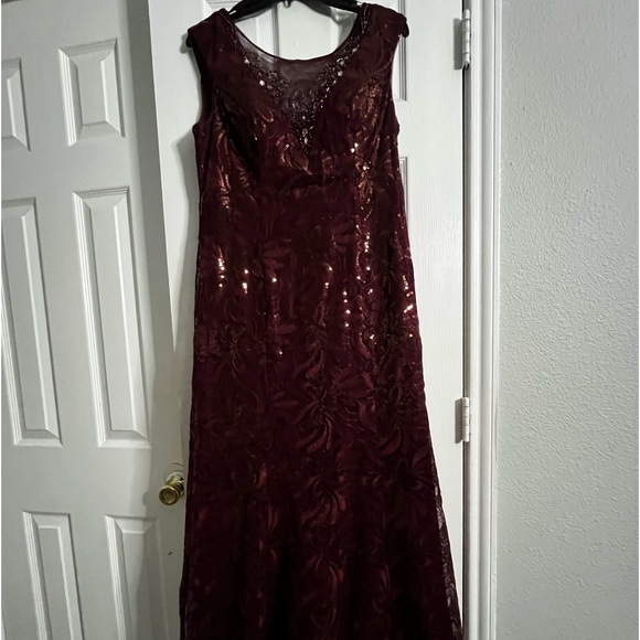 Long Burgundy dress - Picture 1 of 3